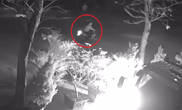 Công an Hà Nội truy tìm 2 kẻ ném bom xăng đốt ô tô trong đêm - 1