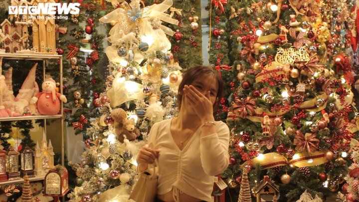 Hà Nội: Thiên đường mua sắm phố Hàng Mã vắng vẻ trước thềm Giáng Sinh - 13