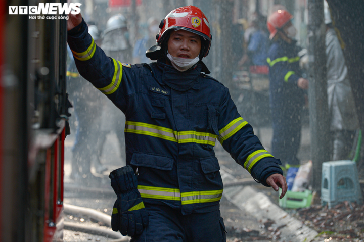 Cảnh sát đập cửa kính, chữa cháy nhà 2 tầng trên phố Hà Nội - 6