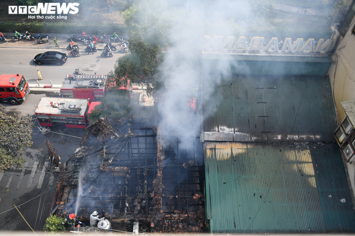 Cảnh sát đập cửa kính, chữa cháy nhà 2 tầng trên phố Hà Nội - 8