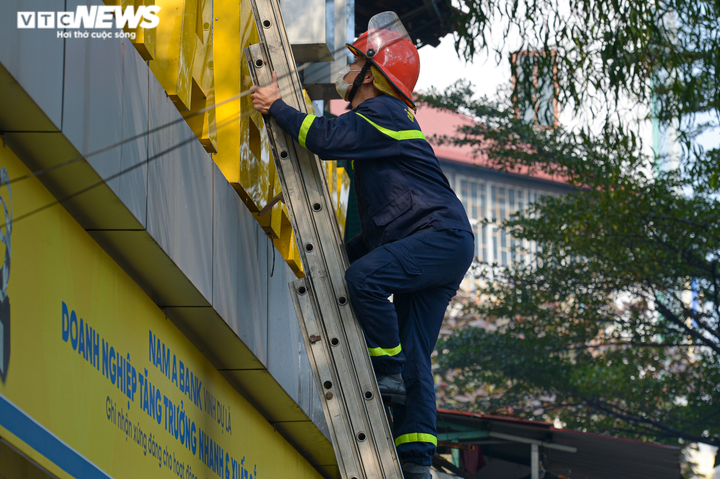 Cảnh sát đập cửa kính, chữa cháy nhà 2 tầng trên phố Hà Nội - 3
