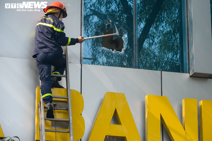 Cảnh sát đập cửa kính, chữa cháy nhà 2 tầng trên phố Hà Nội - 4