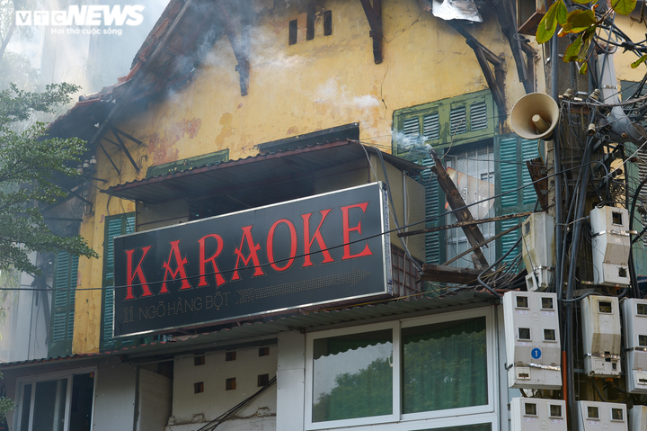 Cảnh sát đập cửa kính, chữa cháy nhà 2 tầng trên phố Hà Nội - 9