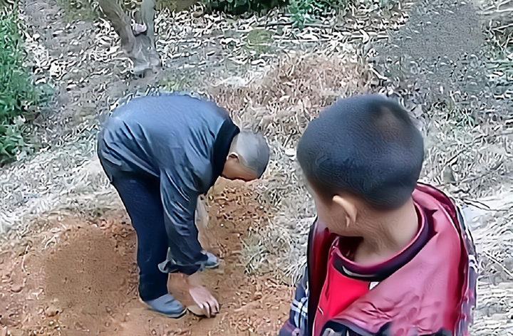 Thiếu nữ tâm thần 16 tuổi bị ông già bắt làm vợ, giam hãm nhiều năm - 2