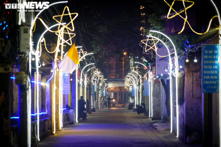 Ảnh: Xứ đạo ở ngoại thành Hà Nội trang hoàng rực rỡ đón Giáng sinh - 1