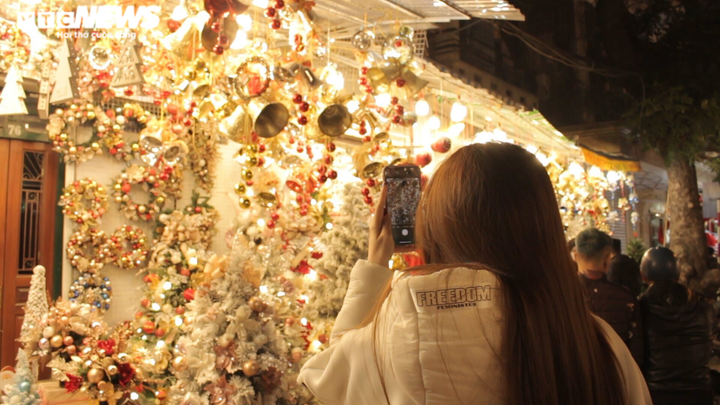 Hà Nội: Thiên đường mua sắm phố Hàng Mã vắng vẻ trước thềm Giáng Sinh - 14