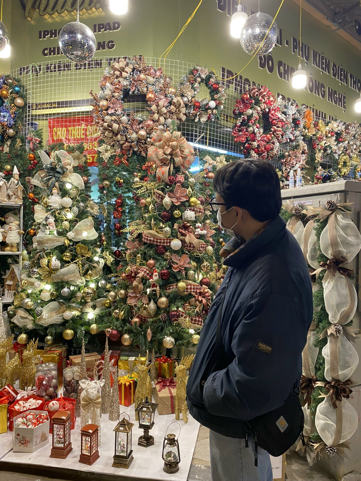 Hà Nội: Thiên đường mua sắm phố Hàng Mã vắng vẻ trước thềm Giáng Sinh - 7
