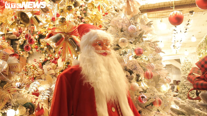 Hà Nội: Thiên đường mua sắm phố Hàng Mã vắng vẻ trước thềm Giáng Sinh - 10