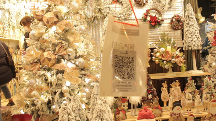 Hà Nội: Thiên đường mua sắm phố Hàng Mã vắng vẻ trước thềm Giáng Sinh - 12