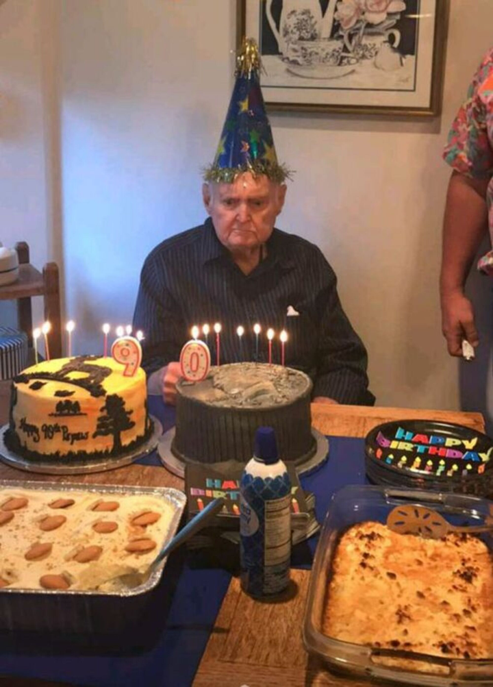 Khoảnh khắc 'thảm họa' ngày sinh nhật khiến chủ tiệc chỉ muốn bỏ chạy - 9