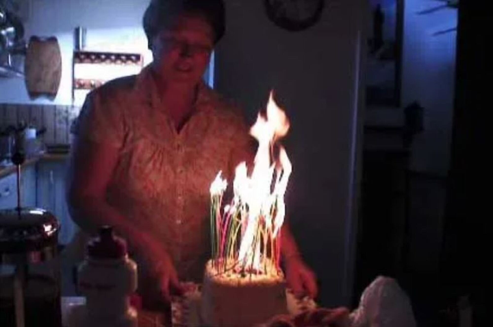 Khoảnh khắc 'thảm họa' ngày sinh nhật khiến chủ tiệc chỉ muốn bỏ chạy - 2