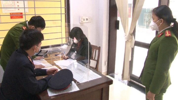 Bắt cô gái đăng clip khoe thân trên cầu Trường Tiền để thu lợi bất chính - 1