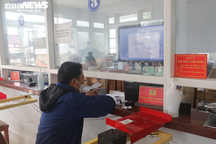 Ảnh: Người dân Đà Nẵng ồ ạt đi đổi biển số ôtô sang màu vàng - 8