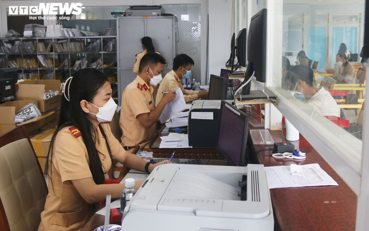 Ảnh: Người dân Đà Nẵng ồ ạt đi đổi biển số ôtô sang màu vàng - 5