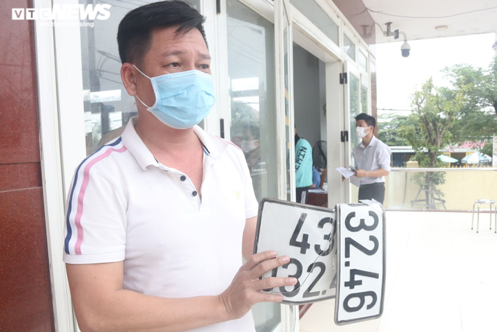 Ảnh: Người dân Đà Nẵng ồ ạt đi đổi biển số ôtô sang màu vàng - 7