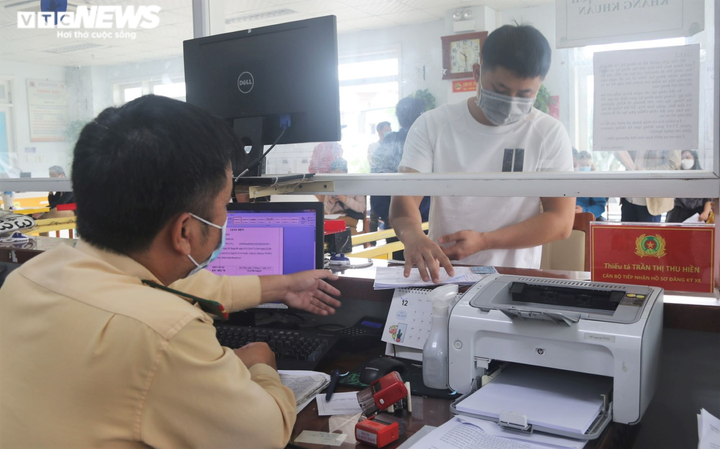 Ảnh: Người dân Đà Nẵng ồ ạt đi đổi biển số ôtô sang màu vàng - 4