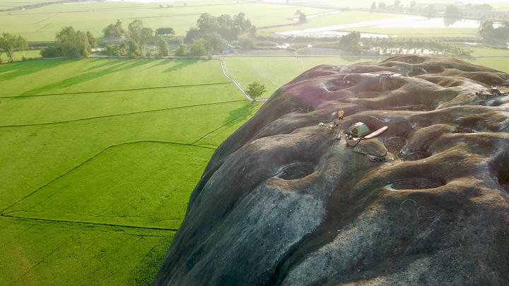 Tảng đá ‘nổi lên’ giữa ruộng - điểm lý tưởng trốn phố hòa mình với thiên nhiên - 4