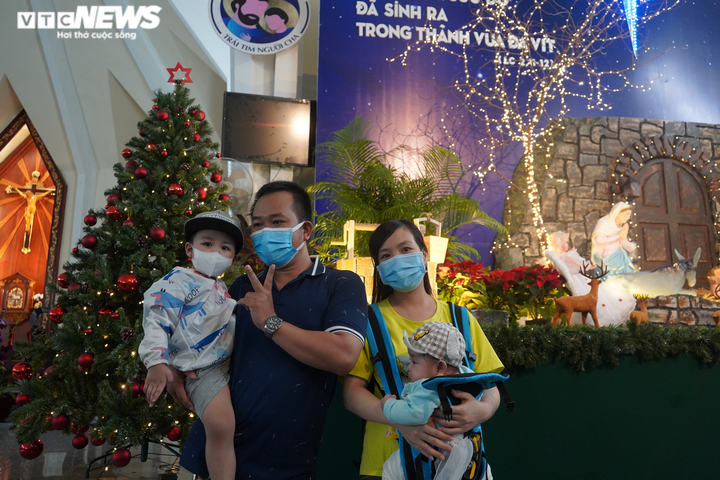 Xóm đạo TP.HCM không trang trí rực rỡ để tưởng nhớ người mất vì COVID-19 - 4