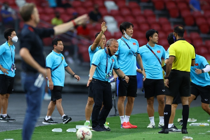 Tuyển Việt Nam mất phạt đền và bị thổi phạt 11m oan thế nào? - 1