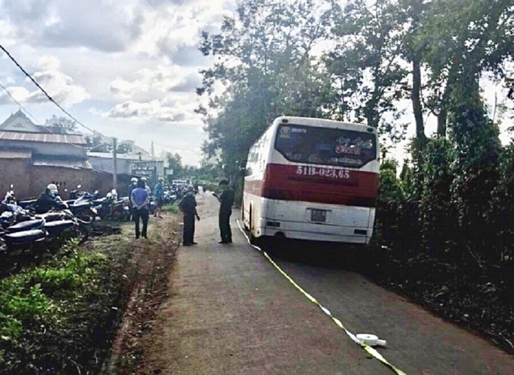 Khởi tố tài xế không đóng cửa xe khiến học sinh rơi xuống đường tử vong - 1