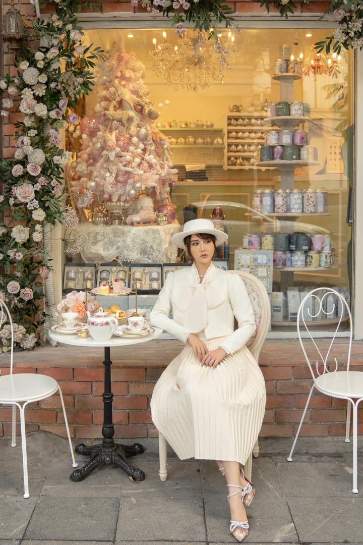 Ảnh: Huyền Lizzie dạo phố đón Noel trong tạo hình quý cô sang chảnh - 2