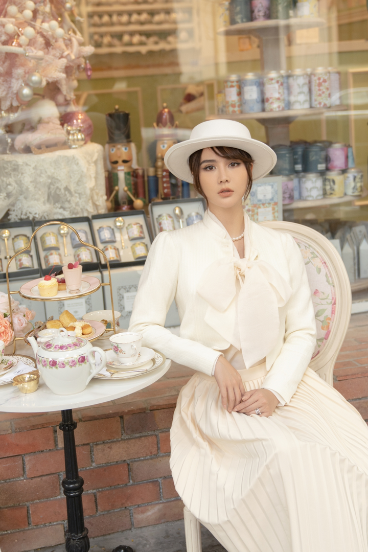 Ảnh: Huyền Lizzie dạo phố đón Noel trong tạo hình quý cô sang chảnh - 1