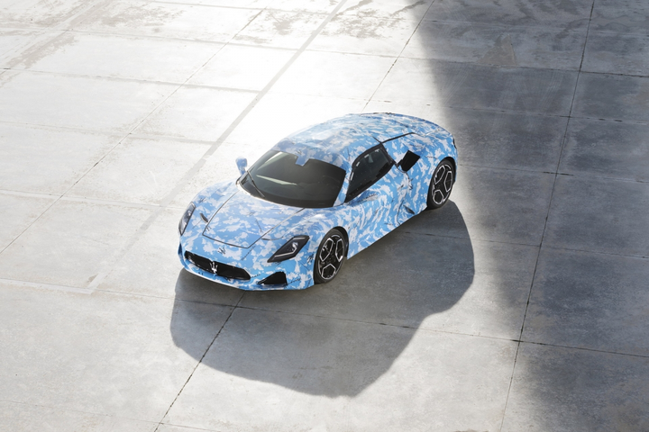 Siêu xe Maserati MC20 mui trần lộ diện trên đường phố trước ngày ra mắt - 3