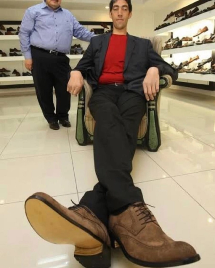 Người đàn ông cao nhất thế giới đến Nga tìm vợ theo lời đồn hấp dẫn về gái Nga - 1