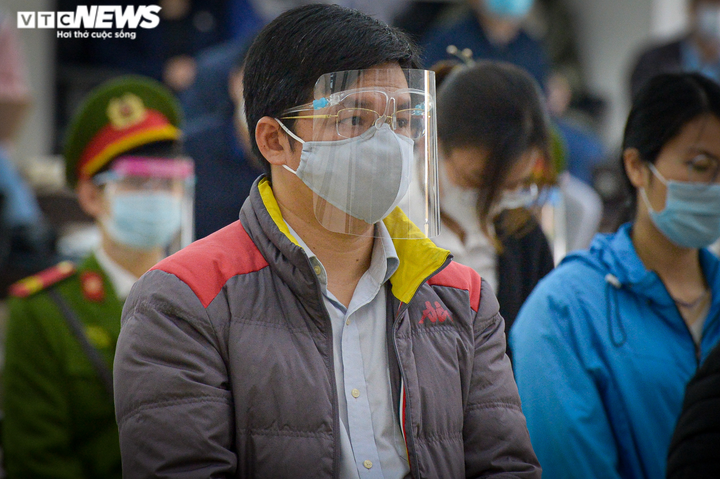 Ảnh: Dàn cựu lãnh đạo Đại học Đông Đô bị dẫn giải đến phiên xét xử - 7