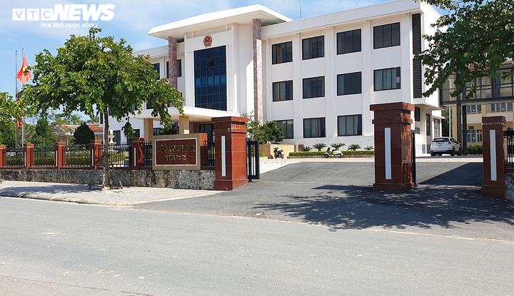 Dính lùm xùm chuyện quan hệ bất chính, nhiều cán bộ bị kỷ luật, mất chức - 2