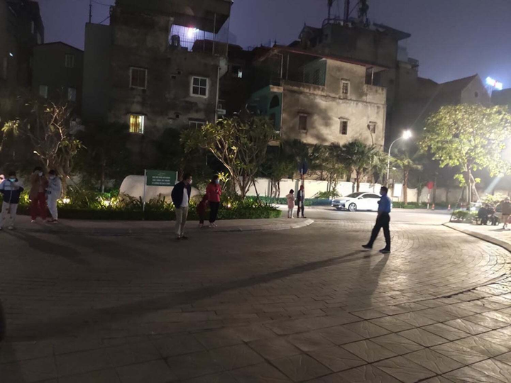 Nhiều nhà cao tầng ở Hà Nội rung lắc sau dư chấn động đất - 1