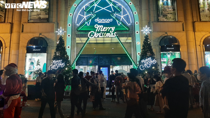 Đêm Giáng sinh, người dân TP.HCM cầu mong dịch bệnh mau qua - 5