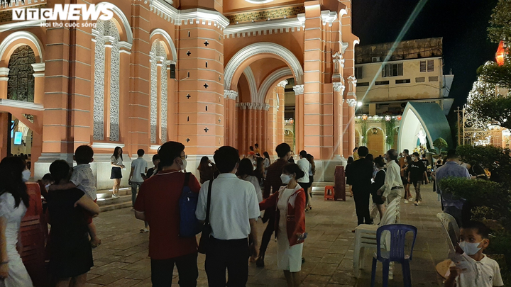 Đêm Giáng sinh, người dân TP.HCM cầu mong dịch bệnh mau qua - 3