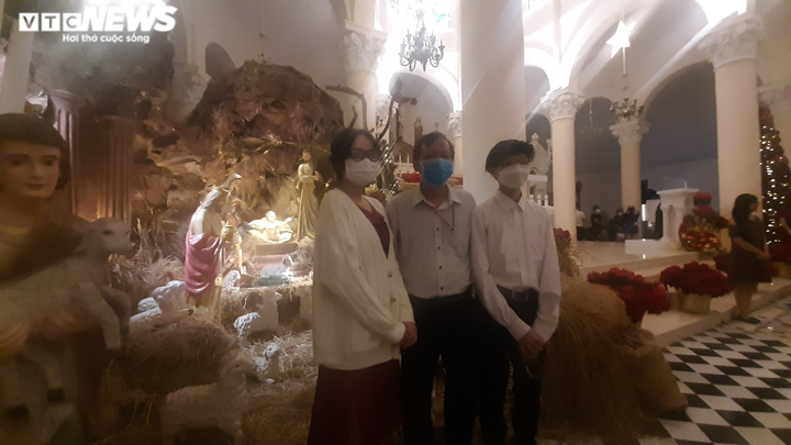 Đêm Giáng sinh, người dân TP.HCM cầu mong dịch bệnh mau qua - 4