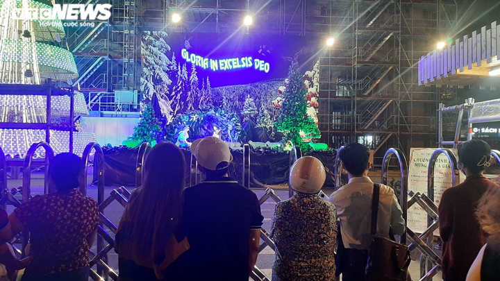 Đêm Giáng sinh, người dân TP.HCM cầu mong dịch bệnh mau qua - 7