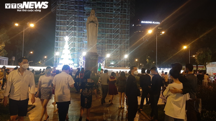 Đêm Giáng sinh, người dân TP.HCM cầu mong dịch bệnh mau qua - 8