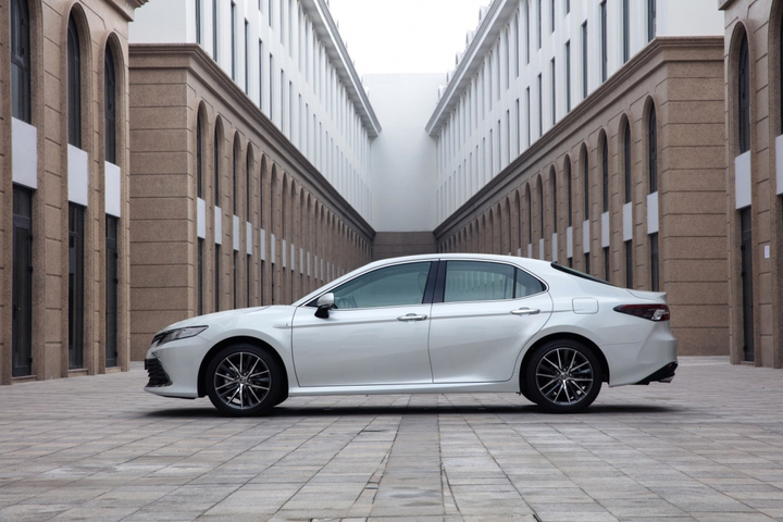 Với hơn 1 tỷ đồng, nên lựa chọn xe sedan cao cấp nào? - 4