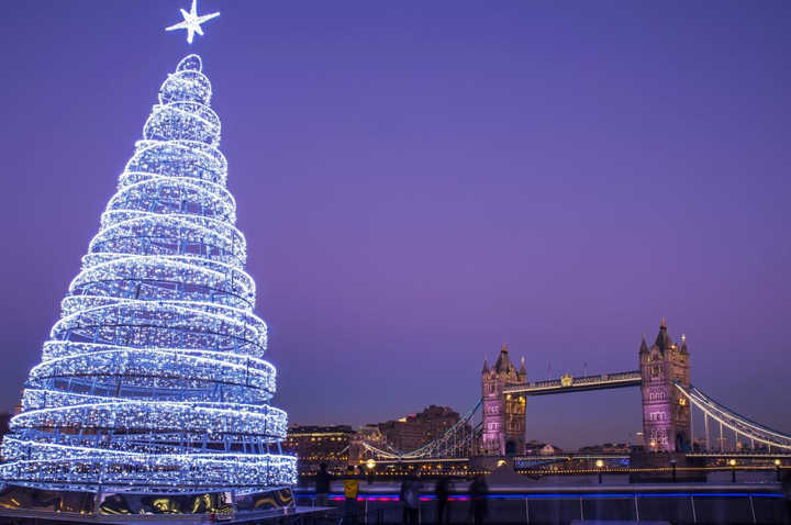 Khung cảnh Giáng sinh ngoạn mục nhất TG: Từ cây thông cao kỷ lục đến ‘lộn ngược’ - 11