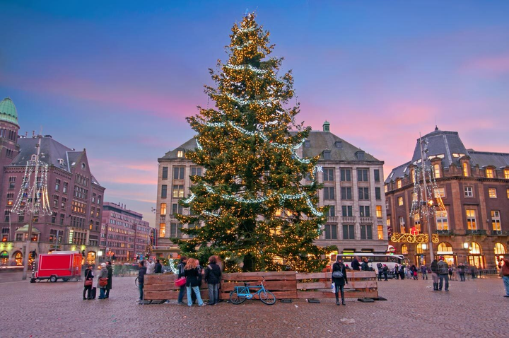 Khung cảnh Giáng sinh ngoạn mục nhất TG: Từ cây thông cao kỷ lục đến ‘lộn ngược’ - 10