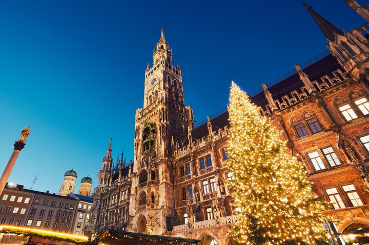 Khung cảnh Giáng sinh ngoạn mục nhất TG: Từ cây thông cao kỷ lục đến ‘lộn ngược’ - 9