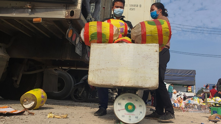 Trăm nghìn tấn trái cây ùn ứ cửa khẩu, 'biển' mít được đổ ra bán tháo - 2