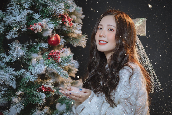 Sao Việt khoe ảnh lộng lẫy đón Giáng sinh - 16