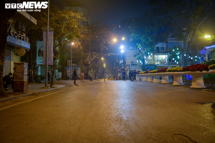 Đêm Noel ở Hà Nội: Nhà thờ lớn vắng lặng, phố Hàng Mã ken đặc người - 9