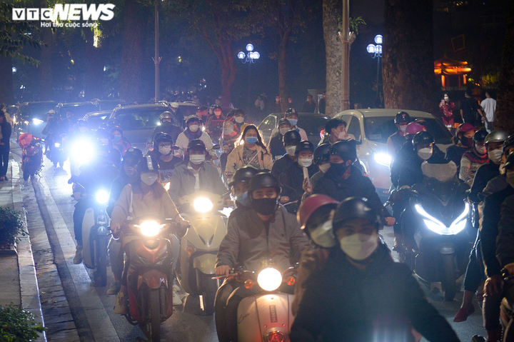 Đêm Noel ở Hà Nội: Nhà thờ lớn vắng lặng, phố Hàng Mã ken đặc người - 11