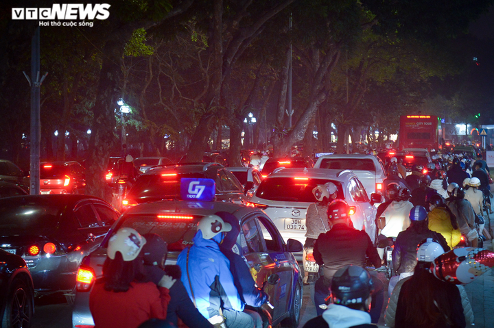 Đêm Noel ở Hà Nội: Nhà thờ lớn vắng lặng, phố Hàng Mã ken đặc người - 12