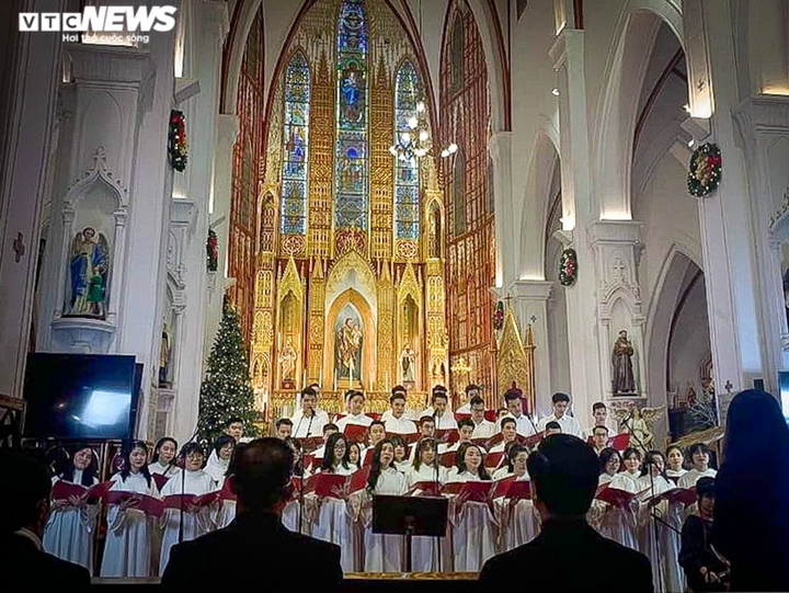 Đêm Noel ở Hà Nội: Nhà thờ lớn vắng lặng, phố Hàng Mã ken đặc người - 10