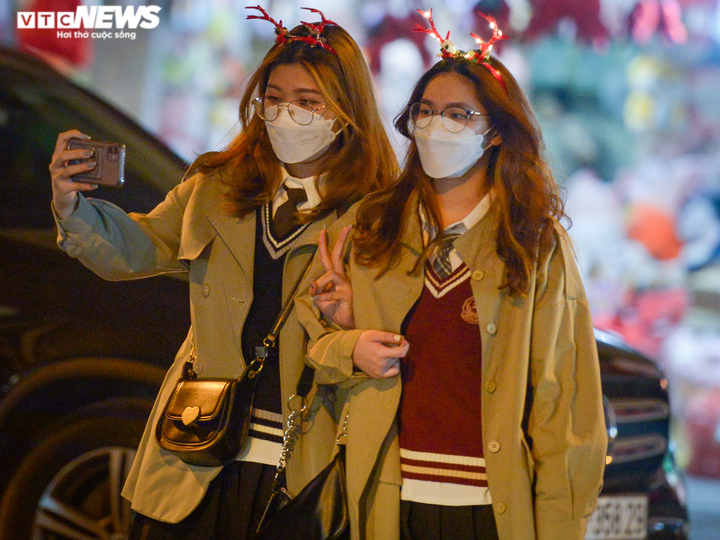 Đêm Noel ở Hà Nội: Nhà thờ lớn vắng lặng, phố Hàng Mã ken đặc người - 4