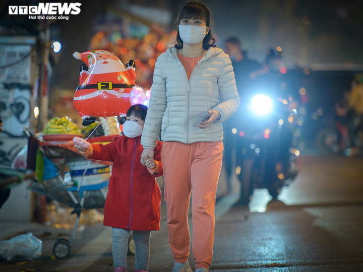 Đêm Noel ở Hà Nội: Nhà thờ lớn vắng lặng, phố Hàng Mã ken đặc người - 5