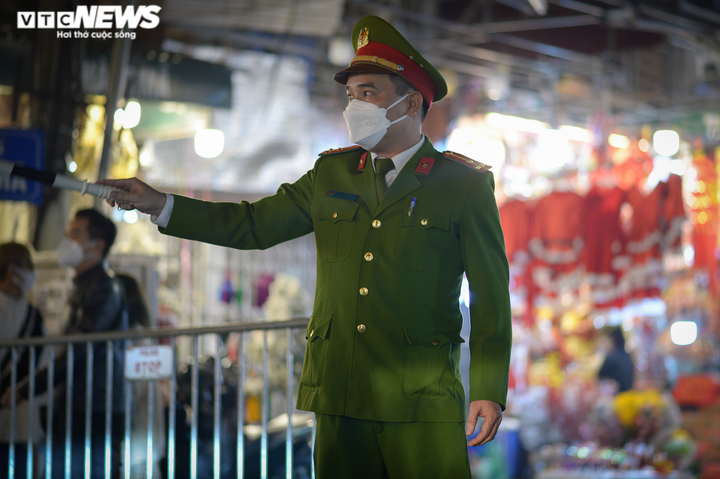 Đêm Noel ở Hà Nội: Nhà thờ lớn vắng lặng, phố Hàng Mã ken đặc người - 2