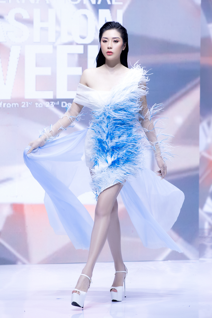 Lần đầu sải bước trên sàn catwalk, Hoa hậu Tô Diệp Hà được khen ngợi hết lời - 3